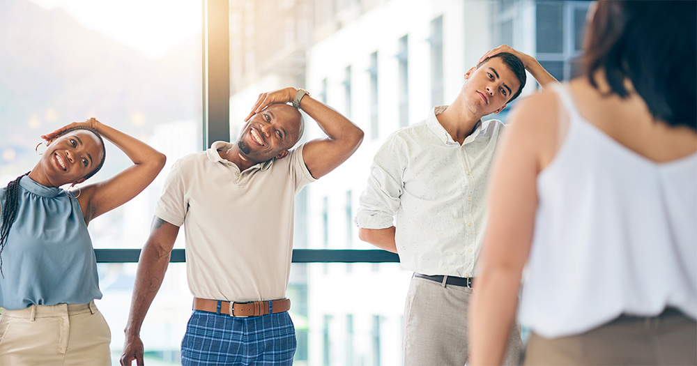 groupe effectuant des étirements
