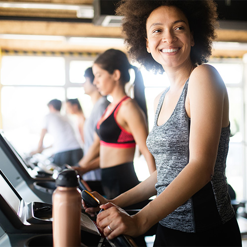 Femme en salle de sport