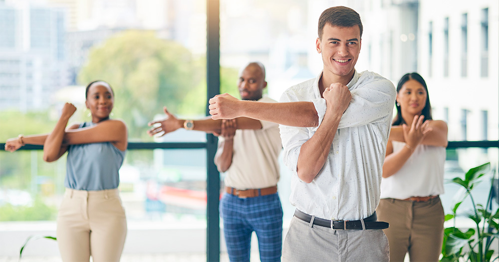 collègues effectuant des étirements