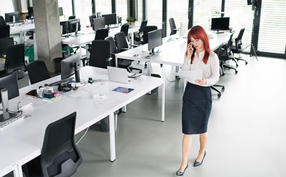 Femme seule dans un bureau vide