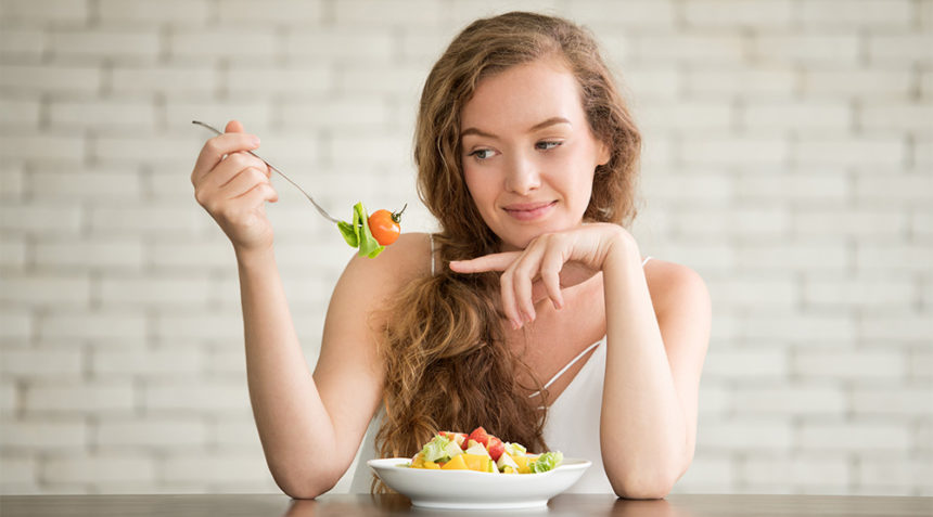 femme mange plat de légumes