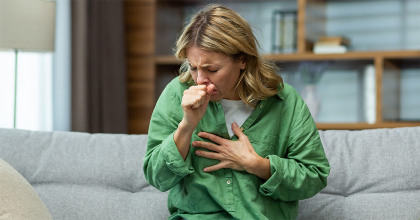 femme toussant à cause de la coqueluche