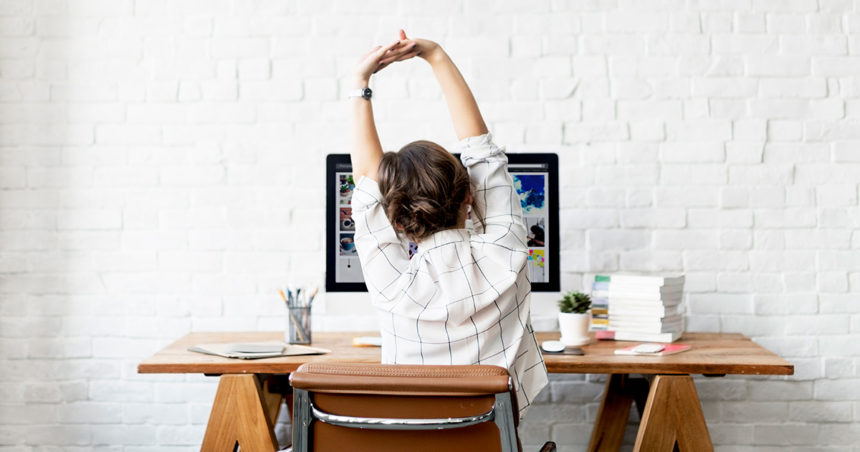 femme mini break au travail