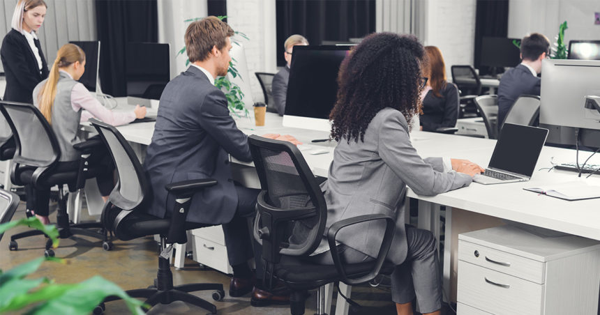 personnes toujours assises au travail