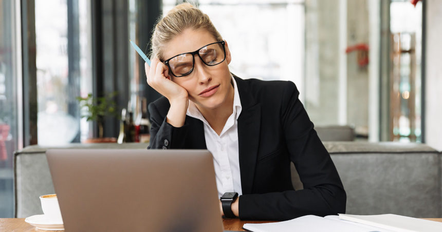 femme fatiguée au travail