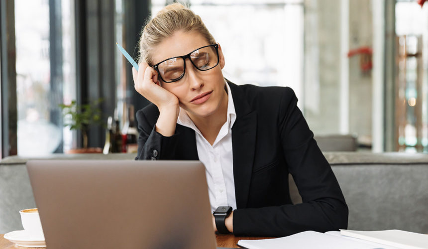 Améliorer son sommeil femme fatiguée au travail