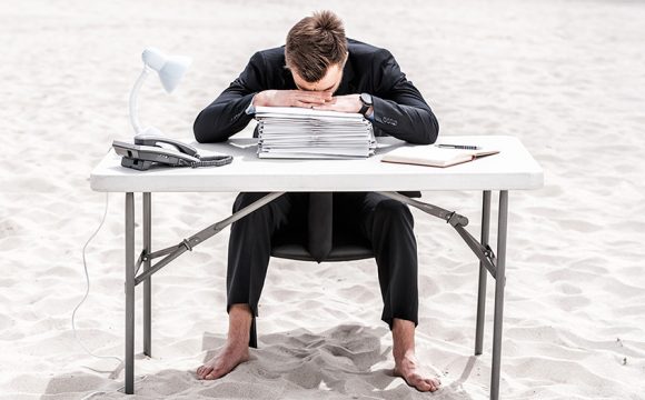 homme fatigué par le travail en vacances